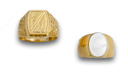 Lote de dos anillos sello, uno con nácar y uno con iniciale
