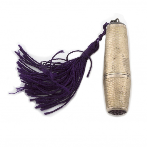 Costurero colgante en plata pps s XX con decoración gulloch