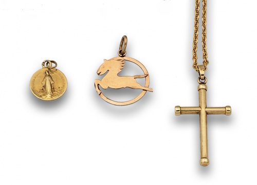 Lote de cadena, cruz colgante ,medalla y colgante de pegaso