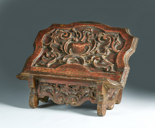 Atril Carlos III de madera tallada, policromada en rojo, co