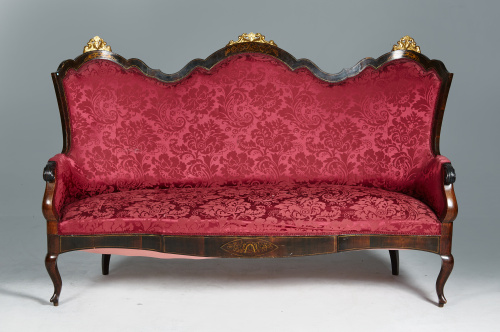 Sofá isabelino con marquetería y madera tallada y dorada.T