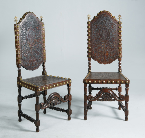 Pareja de butacas de madera tallada y piel grabada.Trabajo