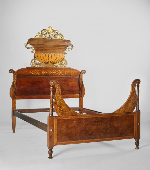 Cama de madera de caoba y madera tallada y dorada Trabajo 