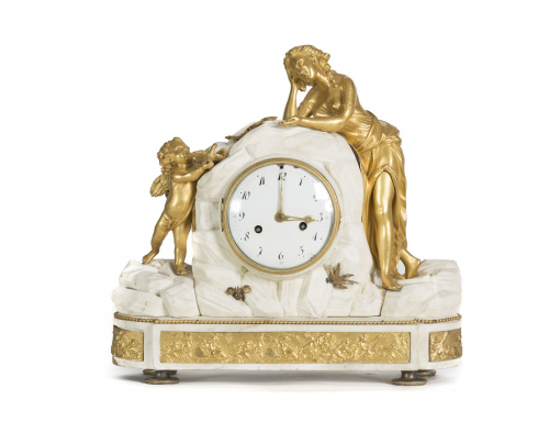 Reloj de sobremesa Luis XVI en mármol blanco y bronce dorad