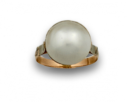 Sortija con perla mabe de 14 mm en oro de 18K.