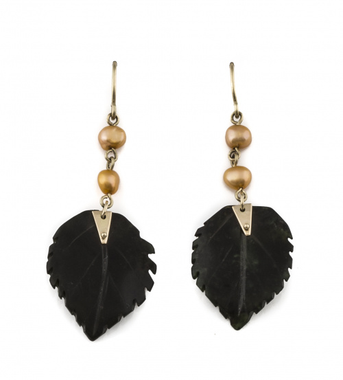 Pendientes largos con hojas de jade y perla dorada en oro d