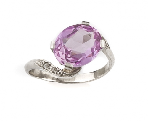 Sortija con rosa de Francia de talla oval, en montura de pl