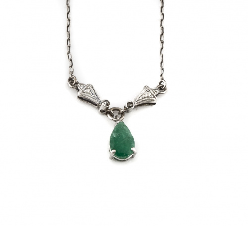 Pendentif con perilla de esmeralda que pende de motivos y c