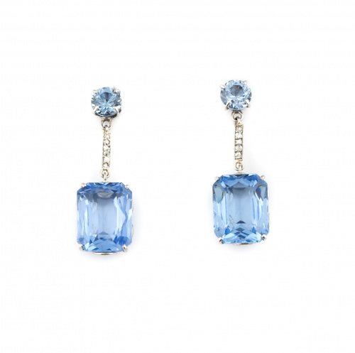 Pendientes largos de espinelas sintéticas talla esmeralda q