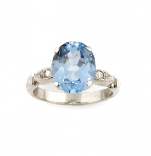 Sortija en platino con aguamarina reconstituida de talla ov