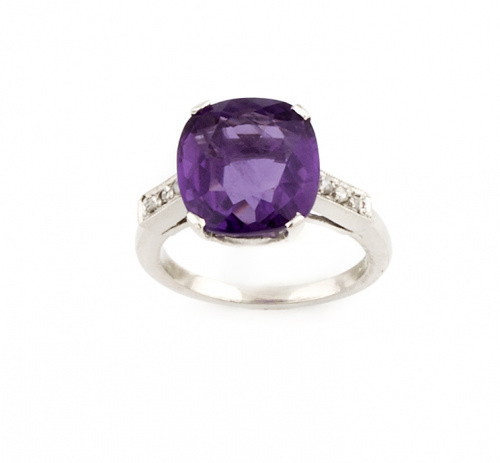 Sortija con amatista de talla oval en platino con diamantes