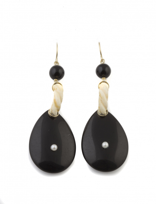 Pendientes largos con gran lágrima de ónix, arco de marfil 