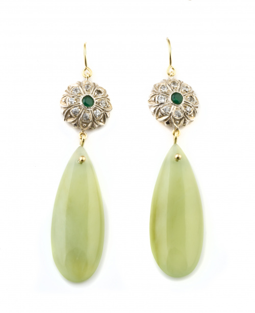 Pendientes largos con gran perilla de jade, que pende de ro