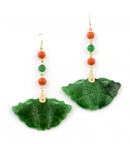 Pendientes largos con abanicos de jade teñido que penden de