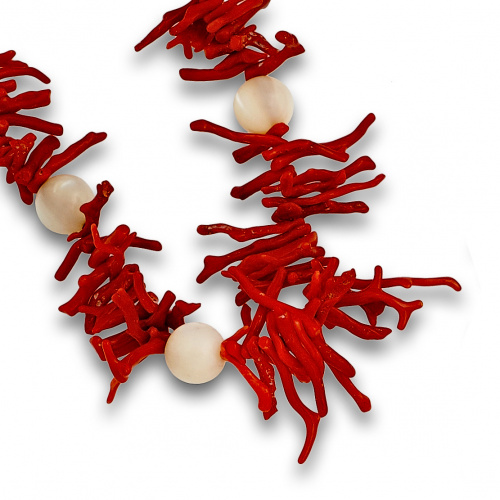 Collar coral rama y cuentas de nácar,con cierre en plata.