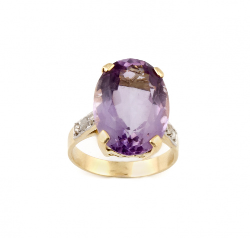 Sortija con amatista oval y tres diamantes a cada lado en l