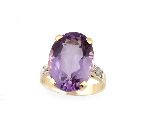 Sortija con amatista oval y tres diamantes a cada lado en l