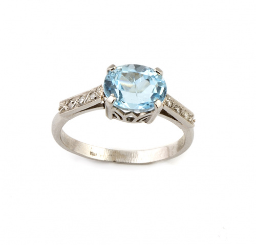 Sortija con topacio azul de talla oval y tres brillantes a 