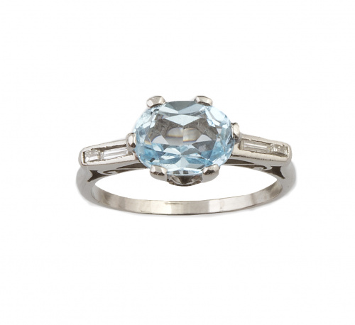 Sortija con topacio azul oval entre baguettes de diamantes 