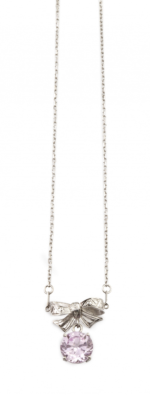 Colgante con rosa de Francia circular que pende de lazo y c