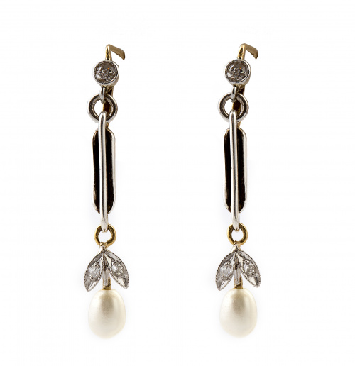 Pendientes largos de pp. s.XX con perilla de perla fina y h