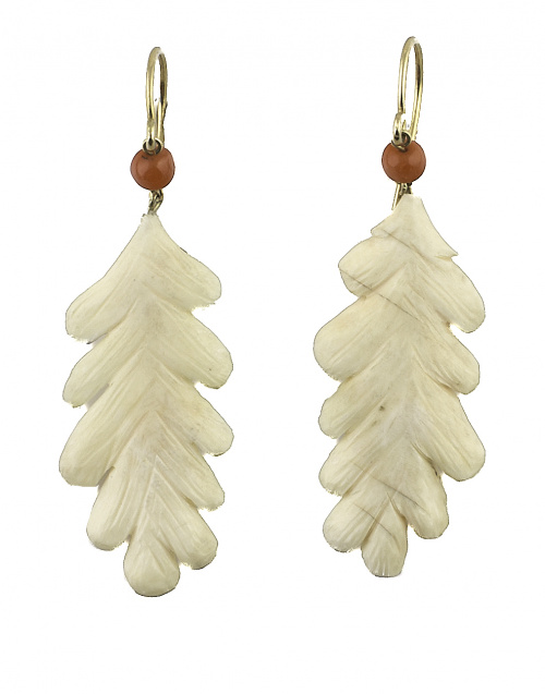 Pendientes largos de marfil en forma de hojas con cuenta de