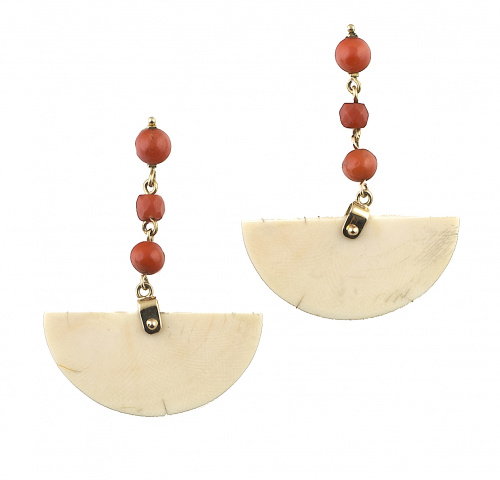 Pendientes largos con marfil en forma de abanico que pende 