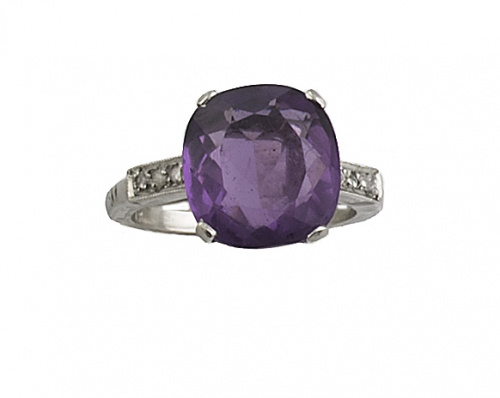 Sortija con amatista oval y bandas de diamantes en los braz