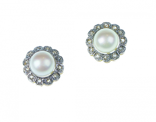 Pendientes con perlas orladas de diamantes  en marco de per