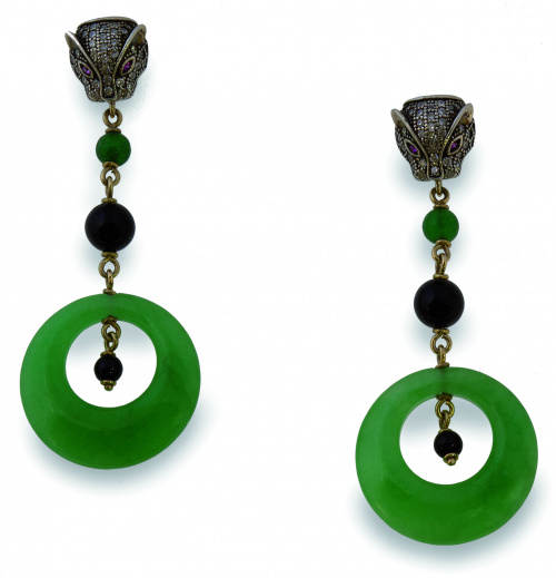 Pendientes largos con cabezas de pantera y de las que pende