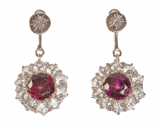 Pendientes largos con rosetón colgante de granates orlado d