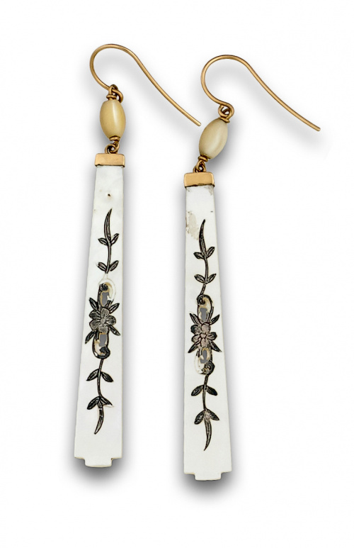 Pendientes largos de nácar con incrustaciones de plata .