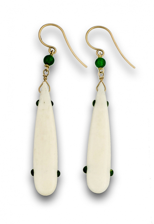 Pendientes largos con lágrima de hueso y peridotos adornand