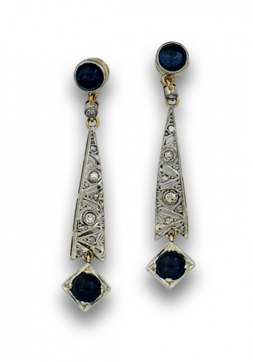 Pendientes largos estilo Art-Decó con dos zafiros cabuchón 