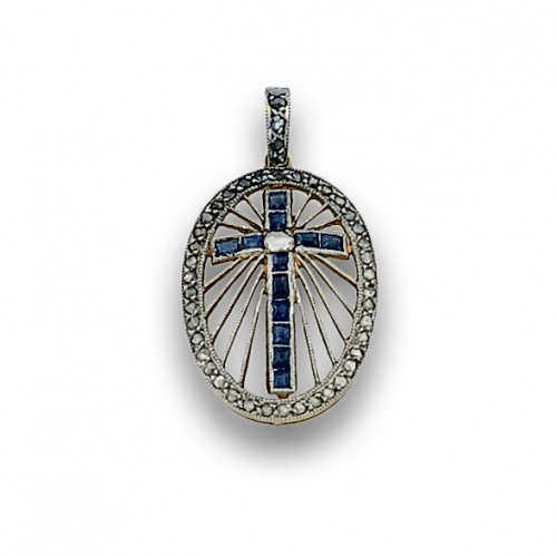 Colgante pps s. XX con cruz de zafiros calibrados en marco 