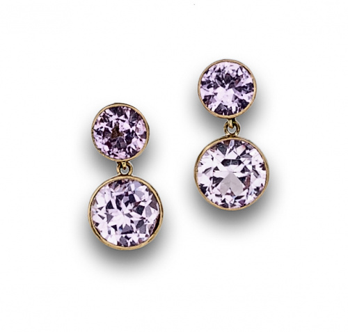 Pendientes largos con dos rosas de Francia redondas en oro 