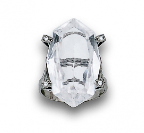 Sortija con zafiro blanco sintético facetado  en montura de