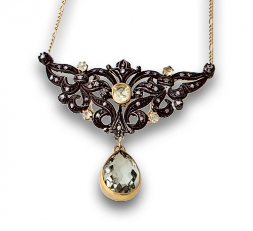 Colgante con centro s XIX de diamantes, berilos y perilla d