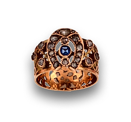 Sortija s.XIX con herradura de diamantes y zafiro en montur