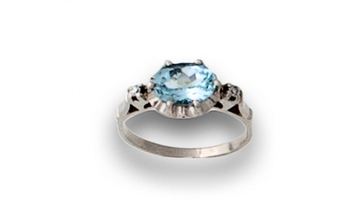 Anillo con aguamarina flanqueada por dos brillantes; en mon