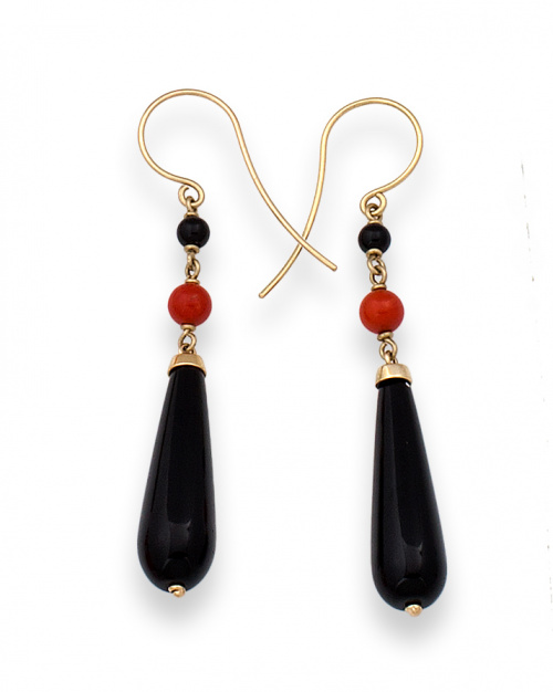 Pendientes largos de perilla de ónix y cuentas de coral.