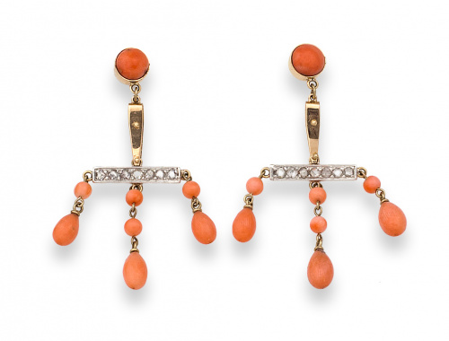 Pendientes largos con tres perillas de coral rosa y diamant