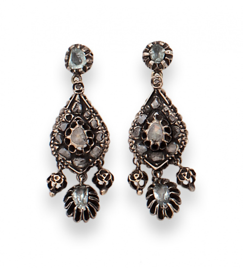 Pendientes largos pp.s. XIX con diamantes talla rosa forma 