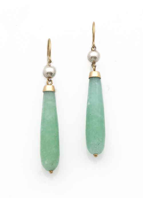 Pendientes largos con gota facetada de jade que pende de cu