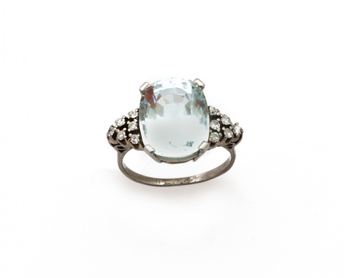 Sortija con aguamarina de talla oval flanqueada por triángu