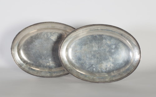 Pareja de fuentes ovaladas de plata en su color, con orla d