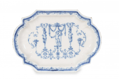 Fuente de cerámica esmalta en azul con puntilla Berain, con