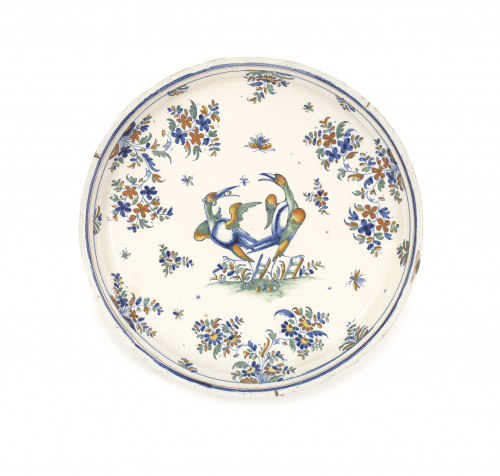 Fuente circular de cerámica esmaltada, decorada con temas c