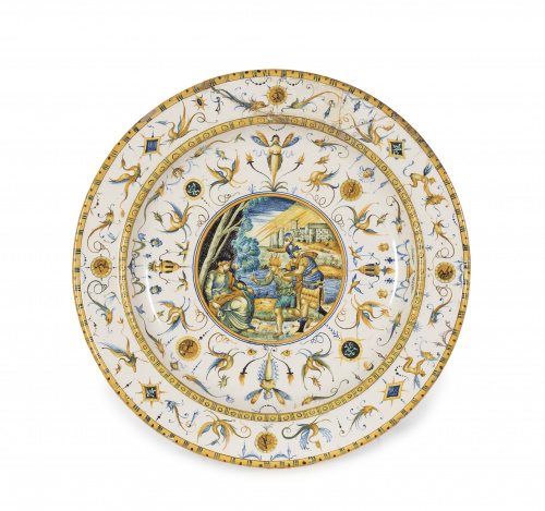 Plato de cerámica esmaltada con decoración de grutescos y c
