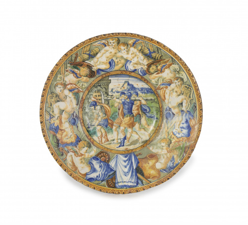 Plato de cerámica esmaltada con escena de batalla y “putti”